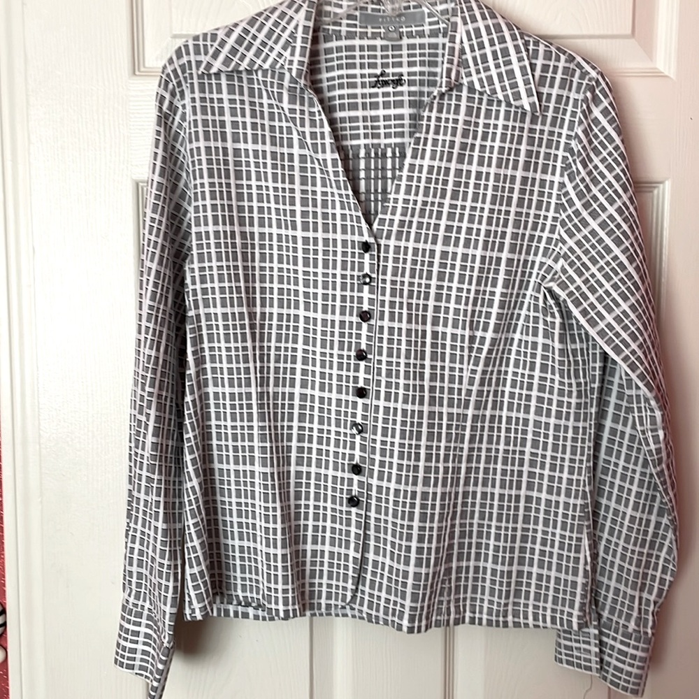 NWOT Black and white patterned modern button up blouse